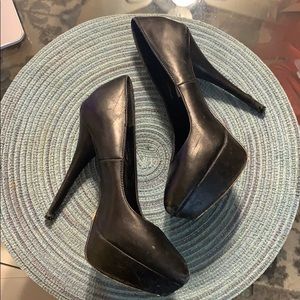 Black pumps